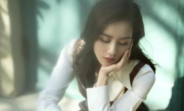 劉詩詩不拘泥於一種風格,襯衫配皮質背心大膽前衛,美得桀驁不馴 劉詩詩不拘泥於一種風格,襯衫配皮質背心大膽前衛,美得桀驁不馴