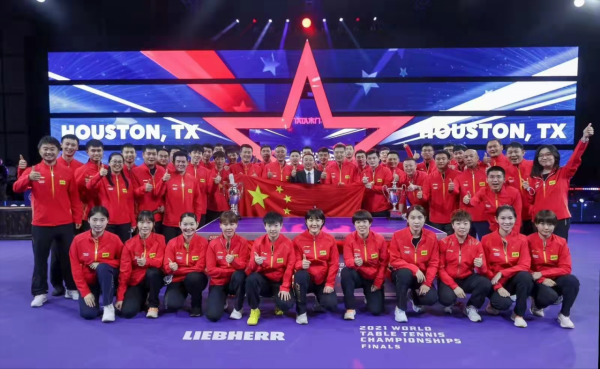 這屆世乒賽是喜劇大賽!樊振東被獎盃砸頭,王楚欽戴不上牛仔帽 這屆世乒賽是喜劇大賽!樊振東被獎盃砸頭,王楚欽戴不上牛仔帽