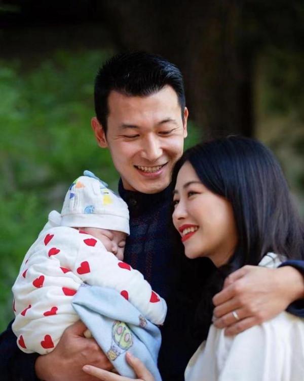 朱珠女兒命名儀式太隆重！齊聚京圈名流，朱珠產後穿黑白裝狀態佳