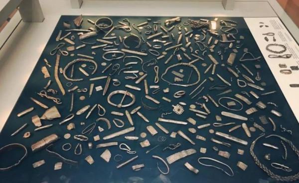 挖出“維京海盜寶藏”，兩男子貪心偷賣，被逮捕判刑