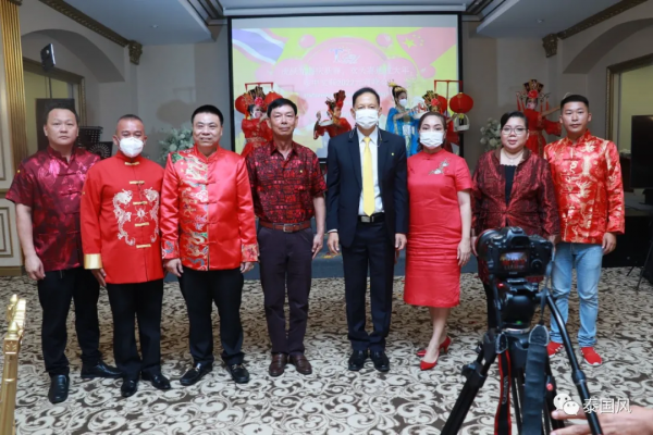 泰將軍身著中國紅與泰中文聯共慶元宵佳節 泰中情、軍僑情其樂融融