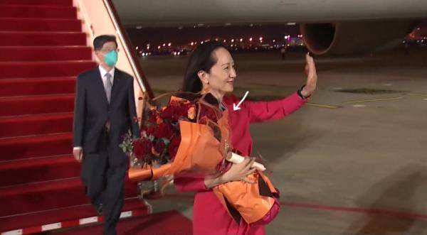 孟晚舟穿紅裙下飛機，女大佬都愛穿什麼品牌？