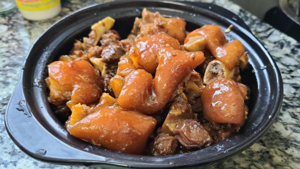 廣東老廚師教的話梅豬腳，出了名的一道菜，肉爛味濃真好吃