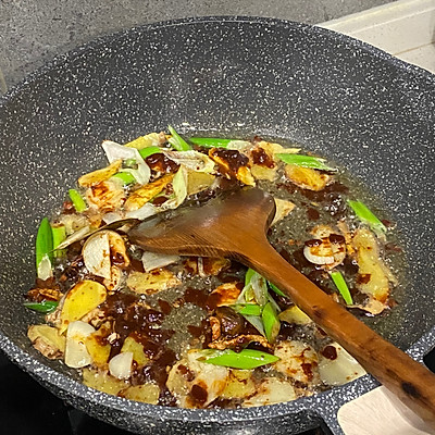 這道醬大骨真的是不講究，有啥放啥都好吃