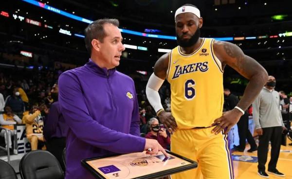 湖人逆轉爵士！二陣碾壓末節，AD+老詹主導決勝時刻，威少獲救贖