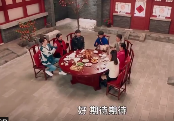 “南北”雙臺跨年：唐嫣美豔、王鷗搶鏡，楊冪眼妝像“發光眼屎”