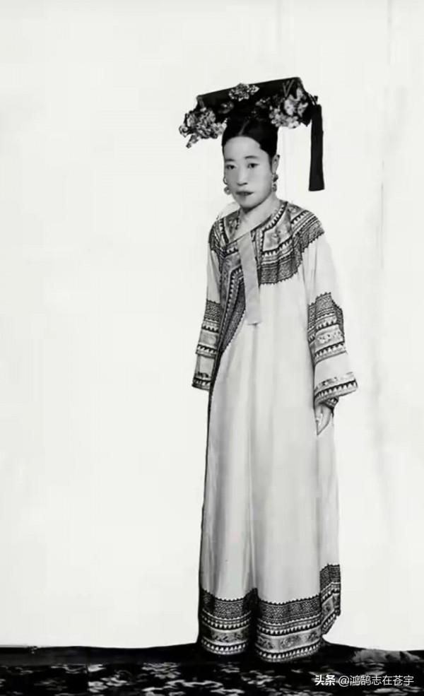 清末罕見老照片：駝背的皇后，喝茶的袁世凱，李蓮英扛著竹竿划船