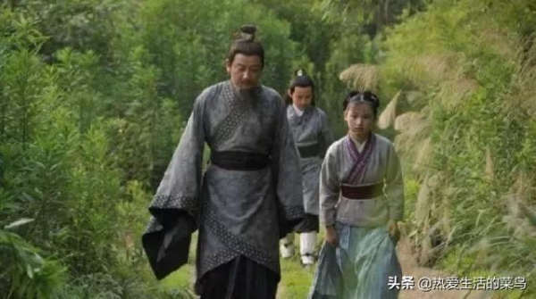 老農下葬後連降三日暴雨,路過相士感慨這家後人要發達,果然應驗 老農下葬後連降三日暴雨,路過相士感慨這家後人要發達,果然應驗