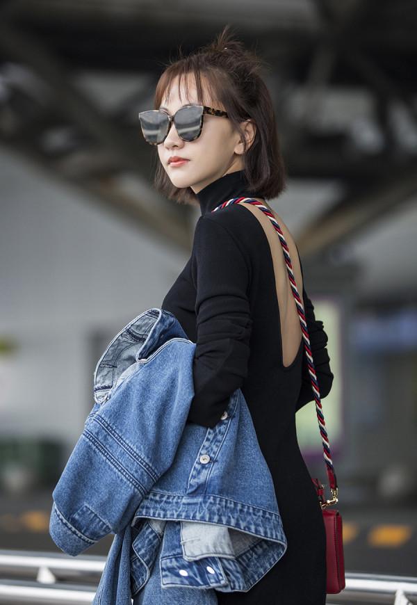 楊蓉年近40也高調了，抹胸裙穿成半身裙，配一字帶高跟鞋好霸氣