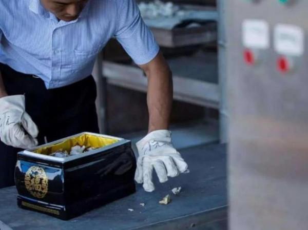 人在火化時會經歷什麼?骨灰之中有人體基因嗎? 人在火化時會經歷什麼?骨灰之中有人體基因嗎?