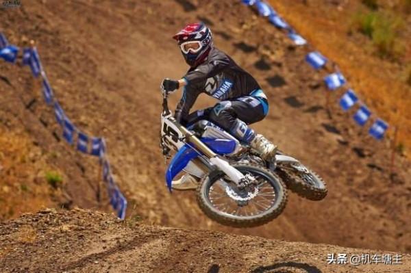 在越野路面騎行時，騎手應該注意哪些技巧？