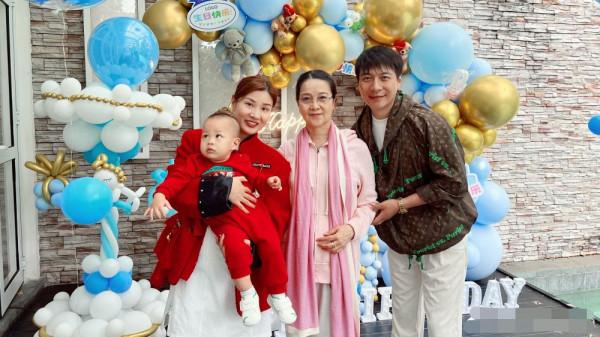 乾弟弟兒子週歲宴太有排場，李小璐祖孫三代捧場，穿禮服打扮隆重