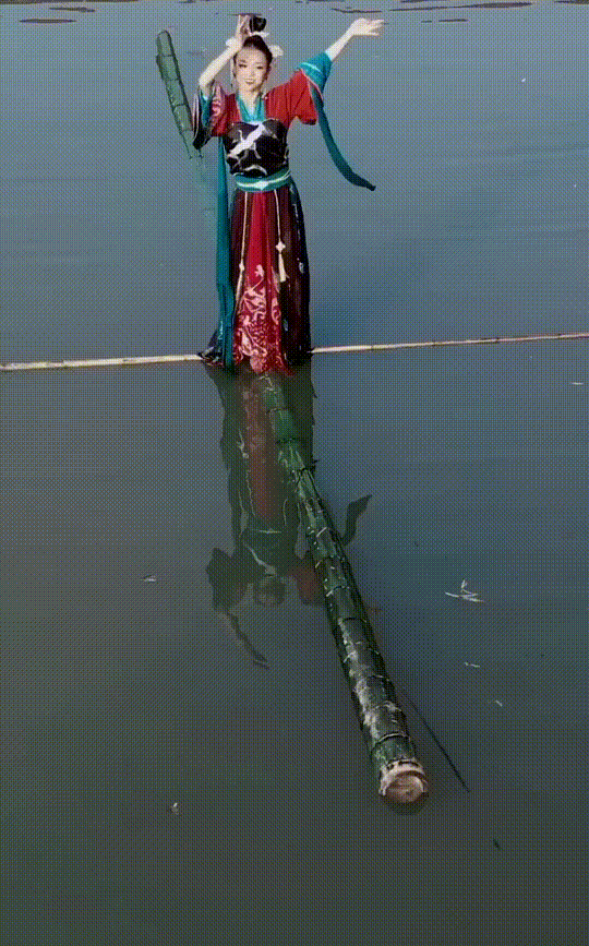 7歲苦練水上漂17年，“一竹渡江”火到國外驚豔老外，楊柳憑什麼