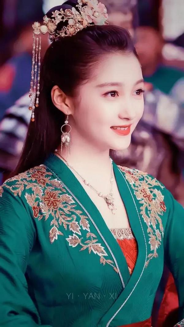 穿上古裝片，關曉彤美翻了