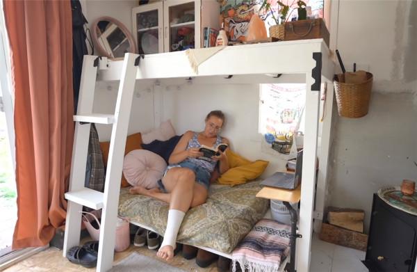 她低價買下10㎡“迷你房”，蝸居日子轉眼已1年，網友：自得其樂