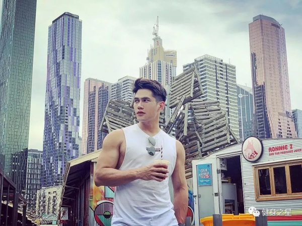 183公分肌肉小哥，因釋出一組沖涼照，一身好看的腱子肉引人注目