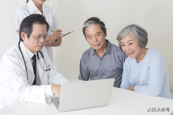 面對43歲住家男保姆大膽示愛，69歲大媽：我老但不糊塗，請你走人