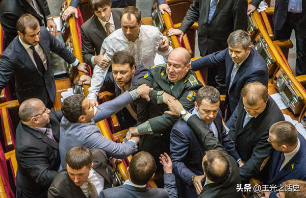 亂了整整7年，烏克蘭為什麼就是不願意向俄羅斯低頭？