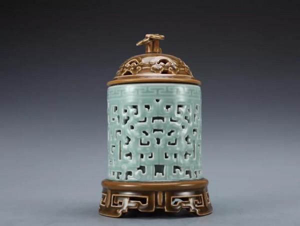 清-乾隆單色釉鏤空龍紋香薰爐規格：高18.4cm 寬11cm