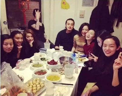 “京圈貴婦”晚晚：一個“大餅臉網紅”的“借夫上位”史