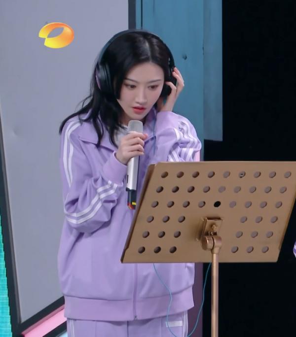 譚松韻和景甜都好可愛，穿相似的運動服，一個優雅一個甜