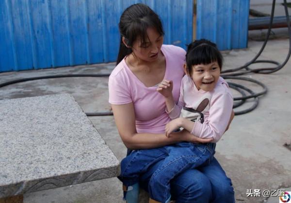 女童患怪病每天對人笑，媽媽以為她是天使，看到診斷書後痛哭不已