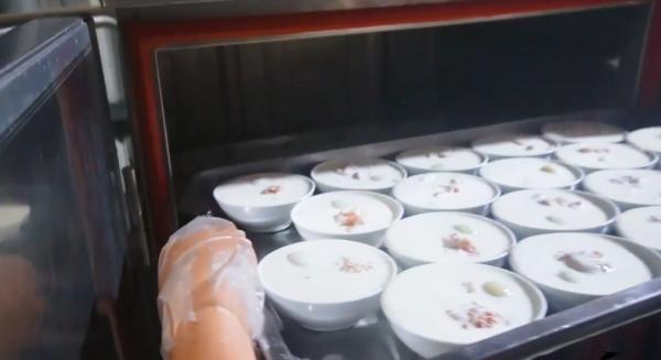 福建大哥做傳統小吃，5元一碗每天限量1000碗，醬料是靈魂