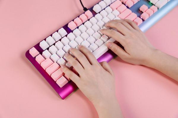 連美妝博主都愛上的機械鍵盤長啥樣,看看她桌面就知道了 連美妝博主都愛上的機械鍵盤長啥樣,看看她桌面就知道了