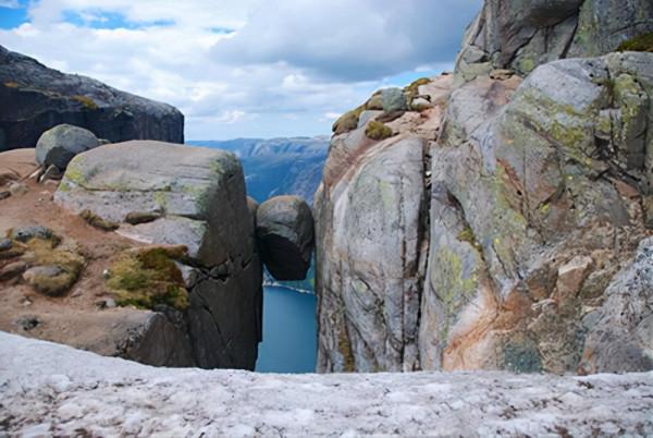 挪威超奇特景點,離地上千米被稱奇蹟石,超多遊人來此挑戰 挪威超奇特景點,離地上千米被稱奇蹟石,超多遊人來此挑戰