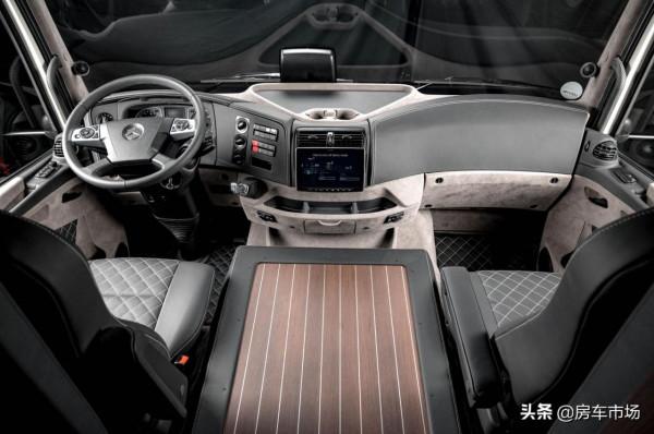 賓士中卡房車，7&period;2T柴油V6發動機，二層車頂能聚會