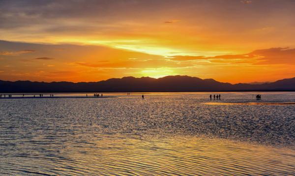 茶卡七月：鹽湖美景惹人醉
