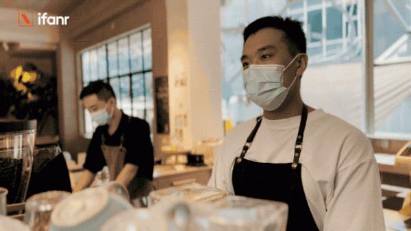 除了在兩個人之間變焦，iPhone 13 的電影效果模式還能這樣玩