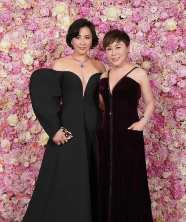 戴上億珠寶的劉嘉玲仍然美麗動人,有了珠寶年紀大也不是問題 戴上億珠寶的劉嘉玲仍然美麗動人,有了珠寶年紀大也不是問題