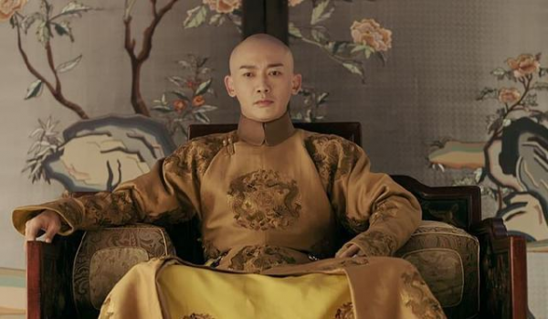 穿上龍袍也不像皇帝！朱亞文似太監，霍建華苦瓜相，張藝興太拉胯