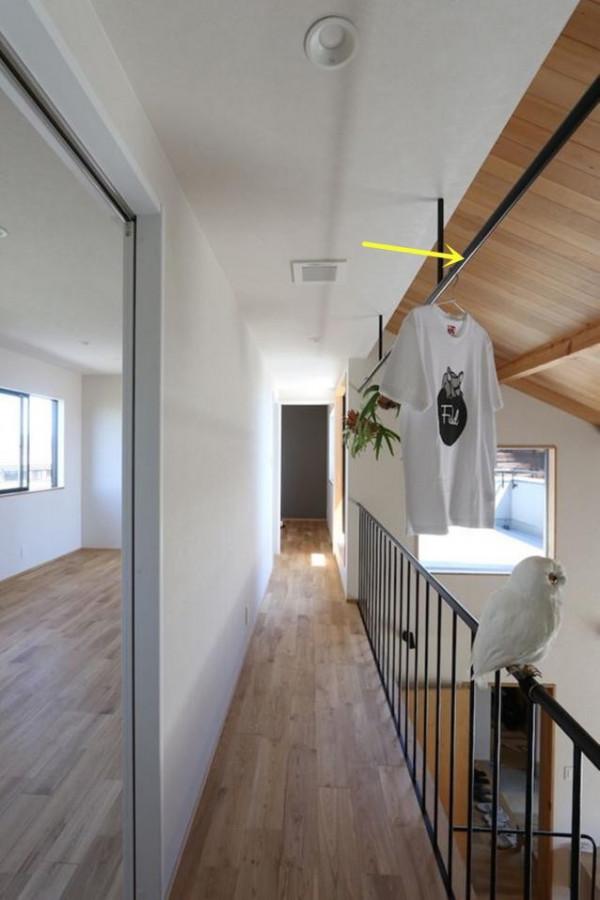 複式樓晾衣服不在陽臺，掛在二樓樓梯間，樓上樓下串風，簡單方便