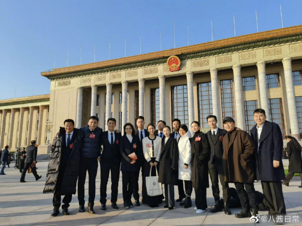 大合照裡的沈騰到底都在看些啥？