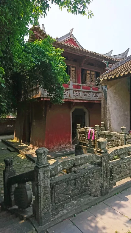 雷州有座千年古祠，全國罕見的五代石人石狗