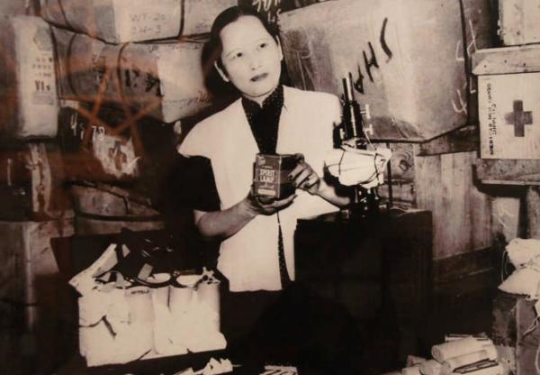 76年周恩來病逝後,宋慶齡獨自一人坐著流淚:國家少了一個好幫手 76年周恩來病逝後,宋慶齡獨自一人坐著流淚:國家少了一個好幫手