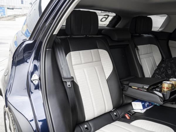 混動四驅還是越野“扛把子”，試路虎攬勝極光L，空間不再是短板