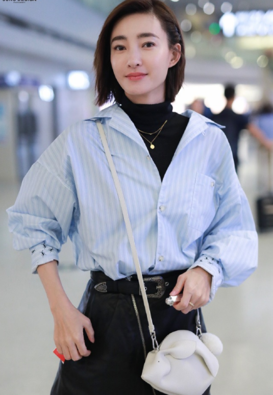 王麗坤帶火了襯衫疊穿高領衫，時髦還大氣，配長筒靴太有氣場了