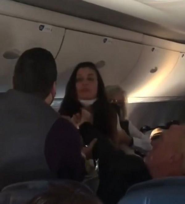 前NFL啦啦隊員打80歲老者臉，指責對方吃飯摘口罩，自己卻也沒戴