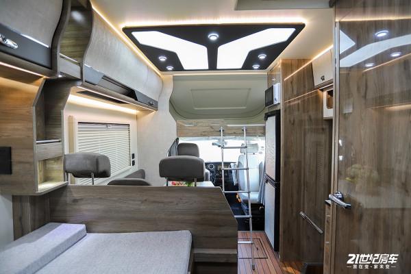 3.0T發動機配12度電，還有1000W太陽能板！這款房車適合退休生活