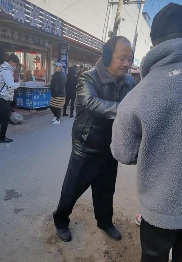 謝廣坤遇流浪老人乞討，掏出百元大鈔！還把人送走顯恭敬