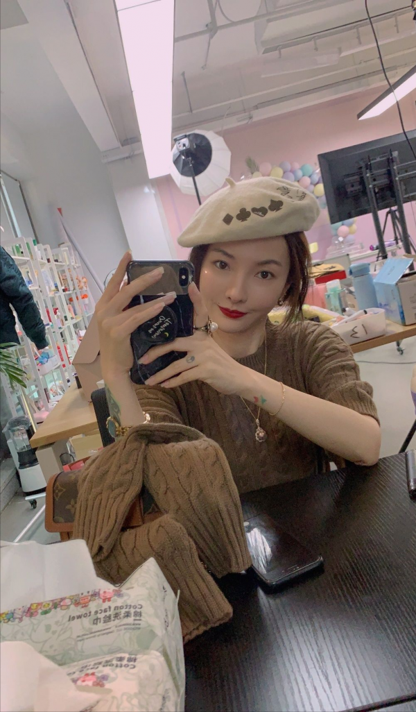 過氣“超女”窘況：開出租、整容失敗、賣唱陪酒，硬著頭皮扛面子