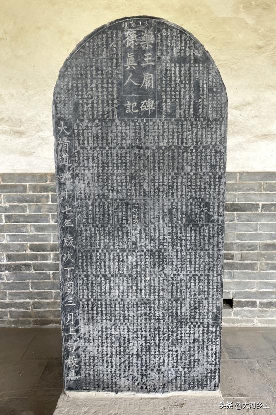 山西一寺廟後院,大量碑石中藏兩具宋代石棺,從中可窺探墓主財力 山西一寺廟後院,大量碑石中藏兩具宋代石棺,從中可窺探墓主財力