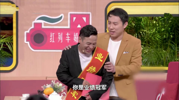 北京春晚：baby失策落下風，關曉彤長腿，難敵王鷗萬種風情