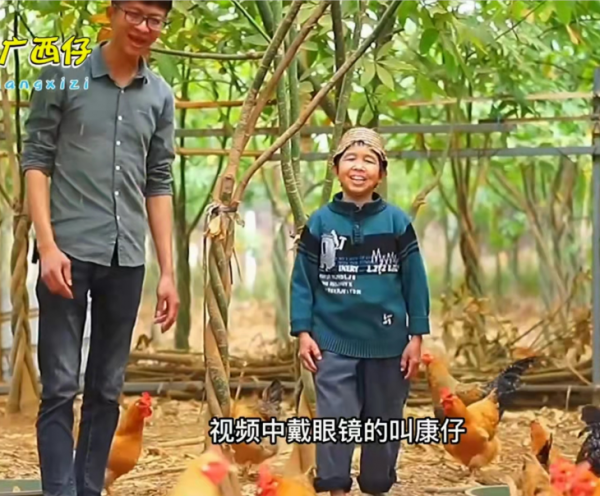 廣西50歲袖珍人,身高1.3米,卻年收入上百萬,憑啥? 廣西50歲袖珍人,身高1.3米,卻年收入上百萬,憑啥?