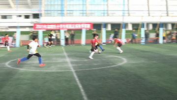 追光 |“終於奪冠了！”9歲男足隊長痛哭，事情並不簡單……