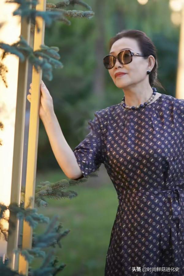 這才是50歲女人最美的打扮：“真絲衫+九分小腳褲”，優雅好精緻