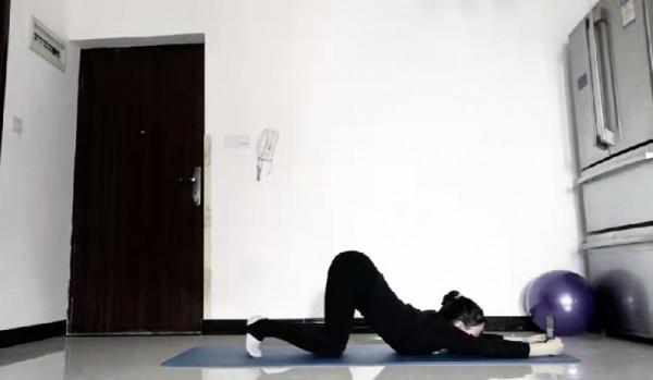 適合手機黨的懶人瑜伽體式，邊玩邊瘦